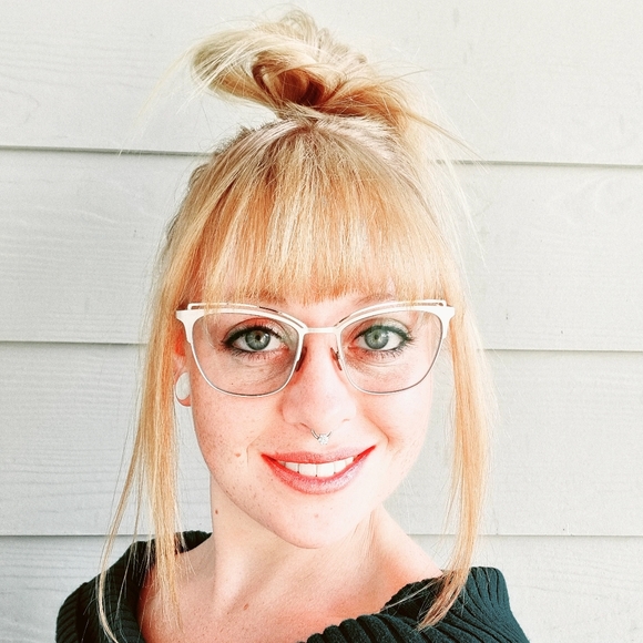 Meet your Posher, Dee - Picture 2 of 3